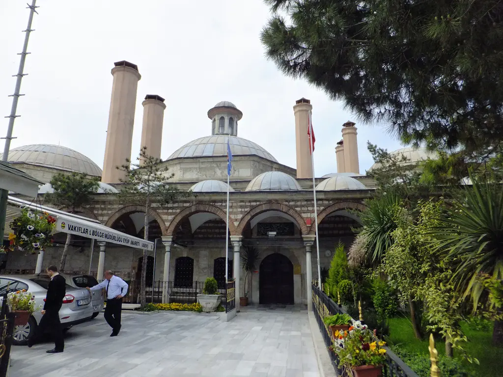 Mihrişah Valide Sultan İmareti; avludan bakışla kurşun kubbeli mutfak birimleri, sekizgen ve silindirik bacalar, revaklar ve ağaçlar.