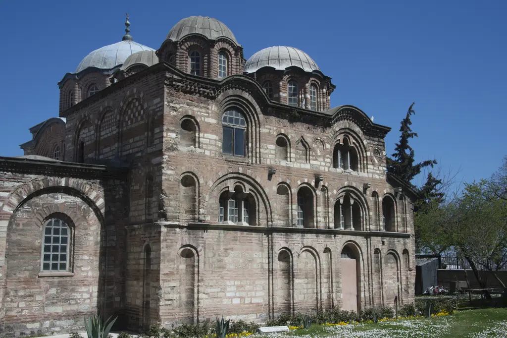 Fethiye Camii'nin güney yüzü tam karşıdan; iki katlı kemer dizileri, yarım yuvarlak çıkmalar, üst sırada beş küçük kubbe ve çevresinde yeşillik.
