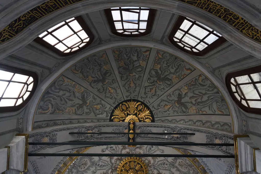 Nusretiye Camii'nde mihrap çıkıntısının tavanı; yarım kubbede kalem işi bezemeler, ortada yaldızlı yelpaze motifi ve çevrede pencereler.