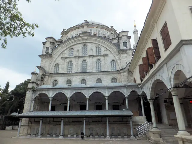 Üsküdar'da Selimiye Camii; kemerli son cemaat yeri, üstünde pencere sıraları, köşe kuleleri ve önünde avlu.