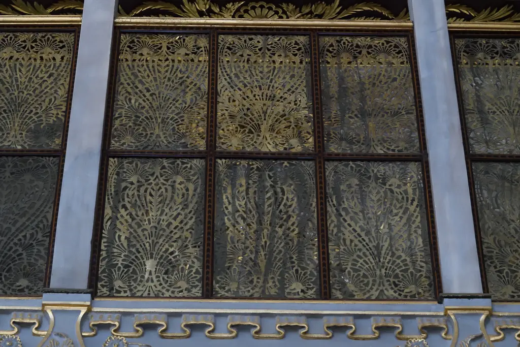 Nusretiye Camii'nin hünkâr mahfili; mermer sütunlar arasında altın yaldızlı ince kafesler ve üstte yaldızlı süslemeli korkuluk.