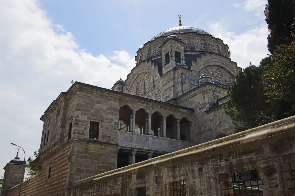 Ayazma Camii'nin hünkâr köşkü; kemerli pencereli iki katlı galeri, taş duvarlar ve arkada kubbe.