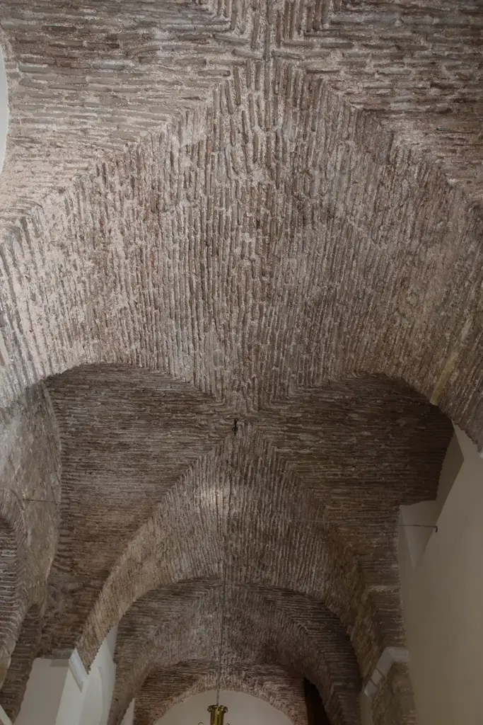 Zeyrek Camii'nde tonoz yüzeyi yakın planda; balıksırtı düzeninde dizilmiş ince tuğlalar, aralarında kalın harç sıraları ve köşelere doğru kararmış yüzey.