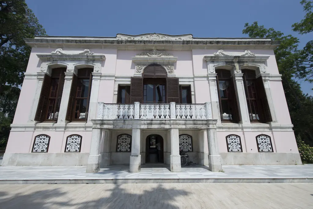 Yıldız Parkı'nda Çadır Köşkü; pembe beyaz iki katlı cephe, ahşap kepenkli pencereler, ortada demir korkuluklu balkon.