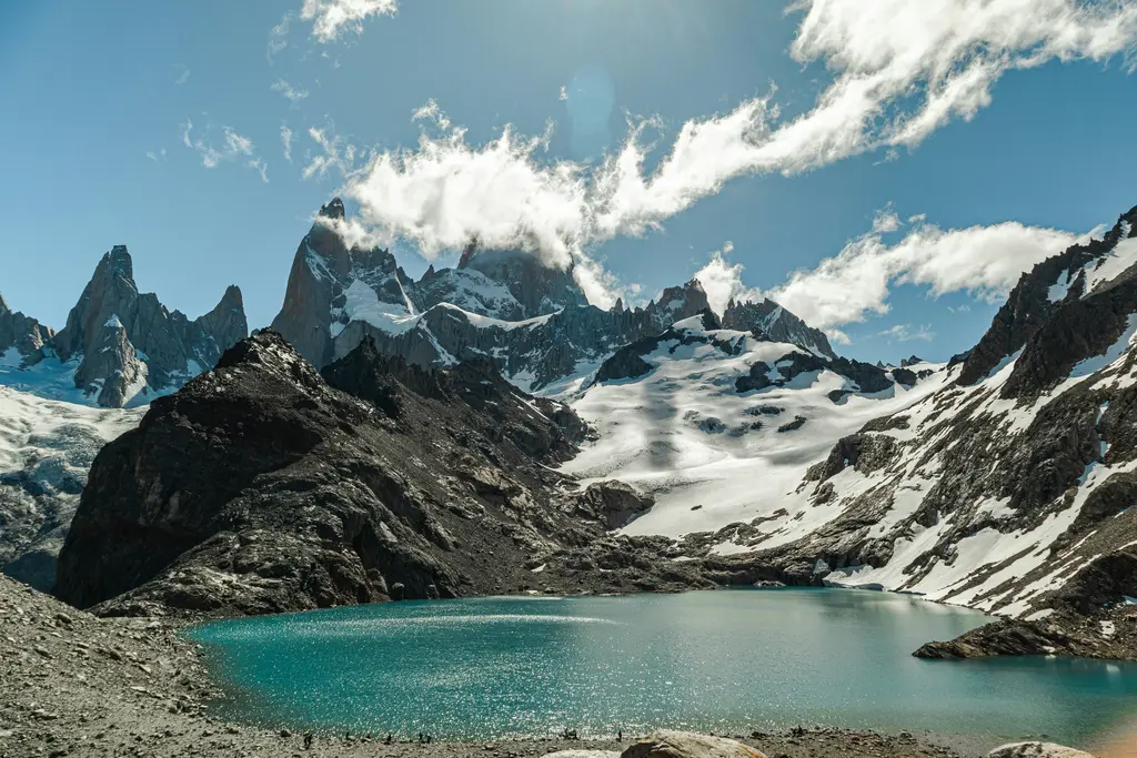 El Chaltén yakınında Laguna de los Tres; buzul altındaki turkuaz göl, karlı kayalıklar ve sivri granit zirveler.