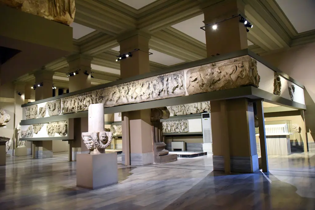 İstanbul Arkeoloji Müzeleri'nde bir salon; duvar boyunca uzanan kabartmalı mermer friz, altındaki vitrinler ve ortada bir heykel kaidesi.