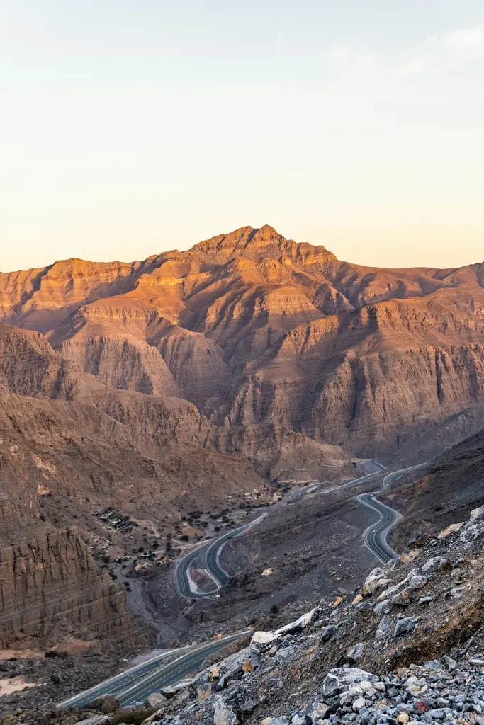 Ras Al Khaimah'ta Jebel Jais dağları; sarp kaya sırtları ve kıvrılarak yükselen dağ yolu.