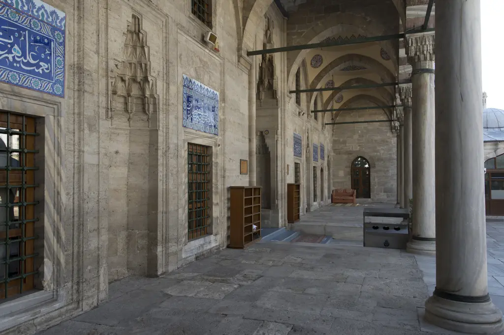 Sokullu Mehmed Paşa Camii'nde son cemaat yeri; mermer sütunlar, sivri kemerler, tonozlu tavan ve duvardaki çini hat panoları.