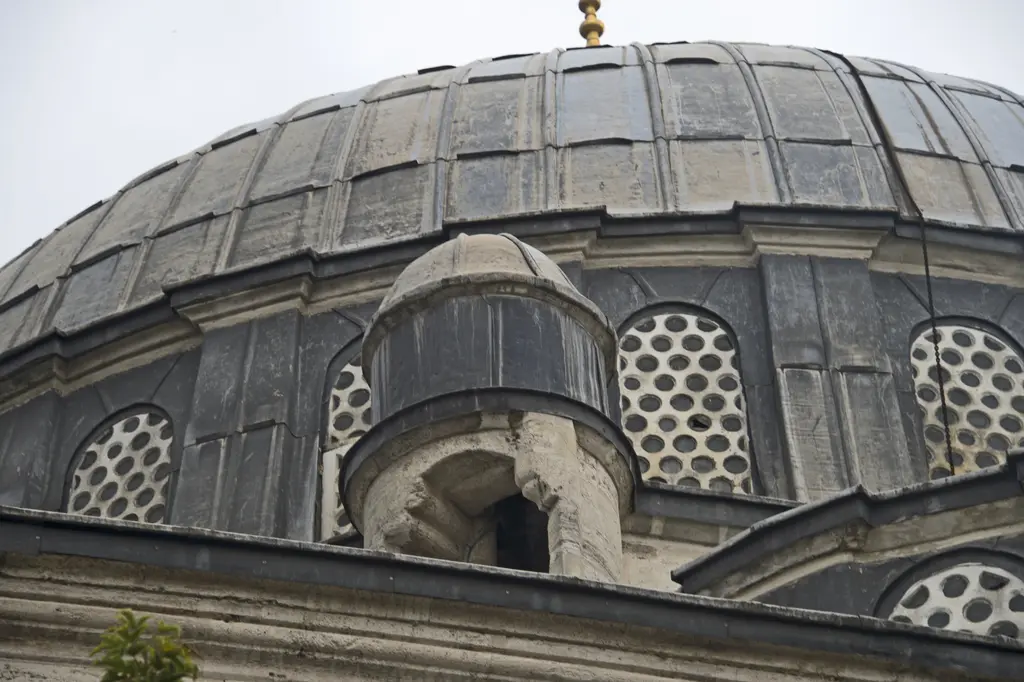 Nişancı Mehmed Paşa Camii'nin çatısı; dilimli kurşun ana kubbe, pencereli kasnak, köşedeki küçük kubbeler ve petek biçimli revzenli pencereler.