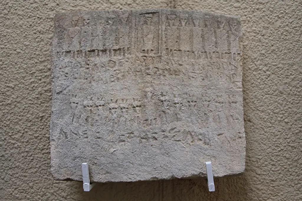 Sadberk Hanım Müzesi'nde Likya adak steli; açık renk taş levha, üst kısmında satırlar hâlinde aşınmış yazıt.