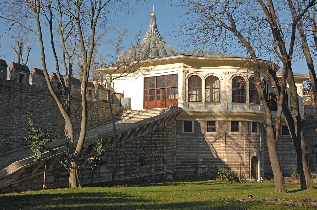 Gülhane Parkı'ndan Alay Köşkü; sur üstünde beyaz köşk, parktan yükselen geniş taş rampa, kemerli pencereler, çimenlik ve yapraksız ağaçlar.