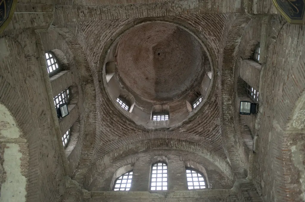 Fenari İsa Camii'nde güney kilisenin kubbesine bakış; kasnakta çepeçevre pencere dizisi, dört yönde kemerler ile tonozlar, altta üçlü kemerli pencereler.