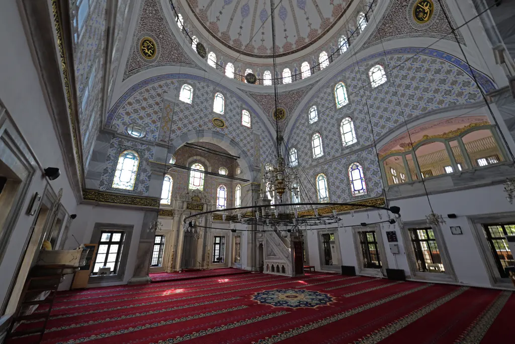 Selimiye Camii'nde harim; geniş açıyla kırmızı halı, beyaz duvarlar, iki kat pencere ve üstte kubbe kemerleri.
