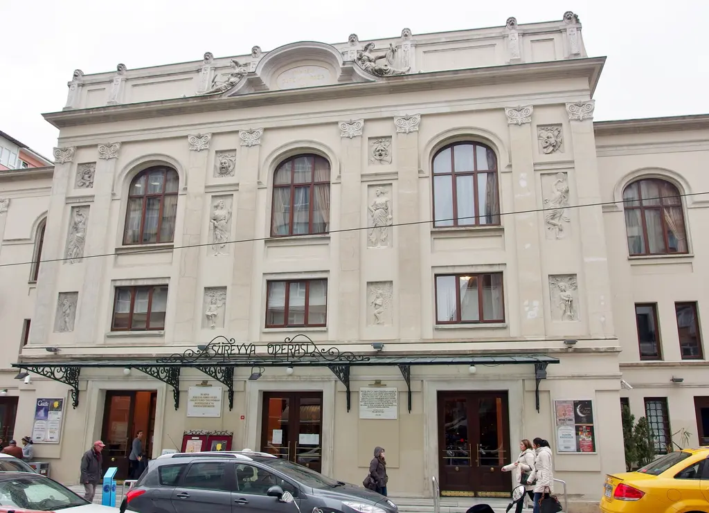 Süreyya Operası'nın Bahariye Caddesi cephesi; üç katlı krem rengi yapı, kemerli pencereler ve kaldırımda yürüyen insanlar.