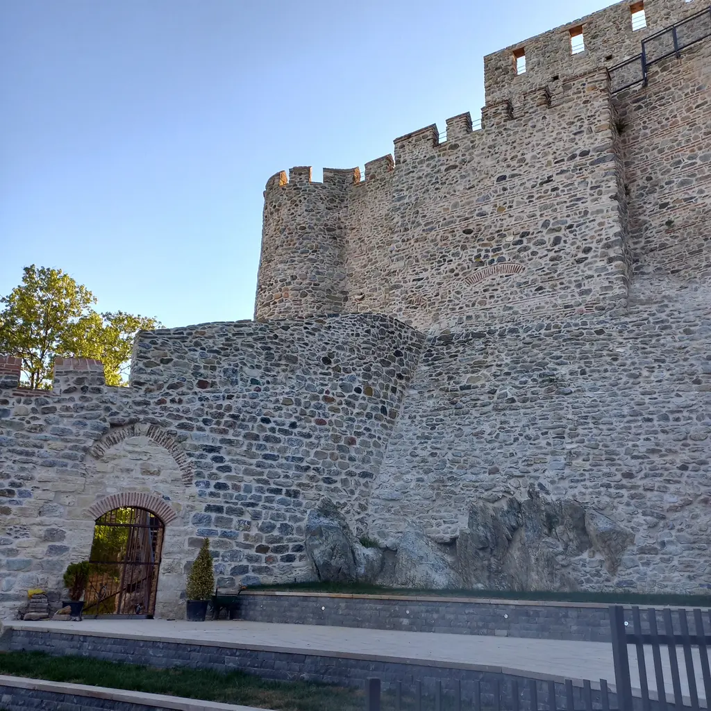 Anadolu Hisarı'nda iç kale; mazgallı yüksek taş duvar, alçak sur ve kemerli giriş, mavi gökyüzü.
