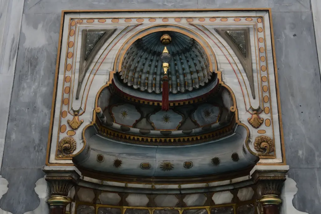 Ayazma Camii'nin mihrabı; renkli mermer çerçeve, yivli yarım kubbe ve altın yaldızlı süslemeler.