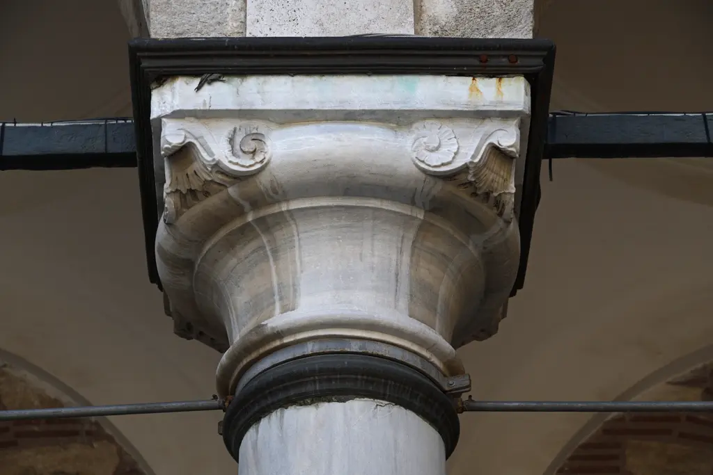 Laleli Camii'nde sütun başlığı; "S" kıvrımlı volütlü barok başlık, altında silindirik gövde ve üstünde kemer başlangıcı.