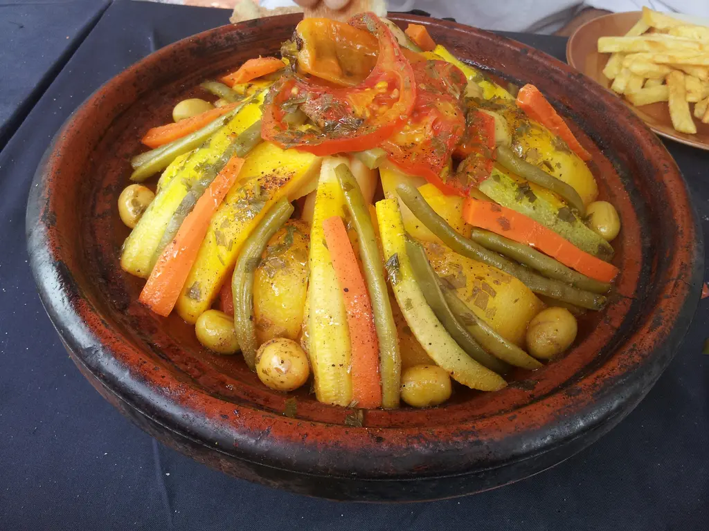 Fas mutfağı; köpüklü nane çayı bardağı ve konik kapaklı tajine tenceresinde pişen yemek.