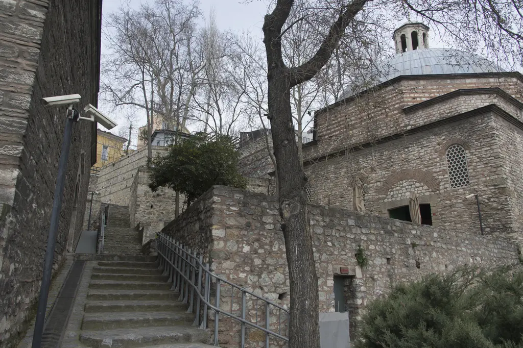 Tophane-i Âmire'nin doğu yanında yukarı çıkan taş merdiven; iki yanında duvarlar, ağaçlar ve tepede kubbeli bir yapı.