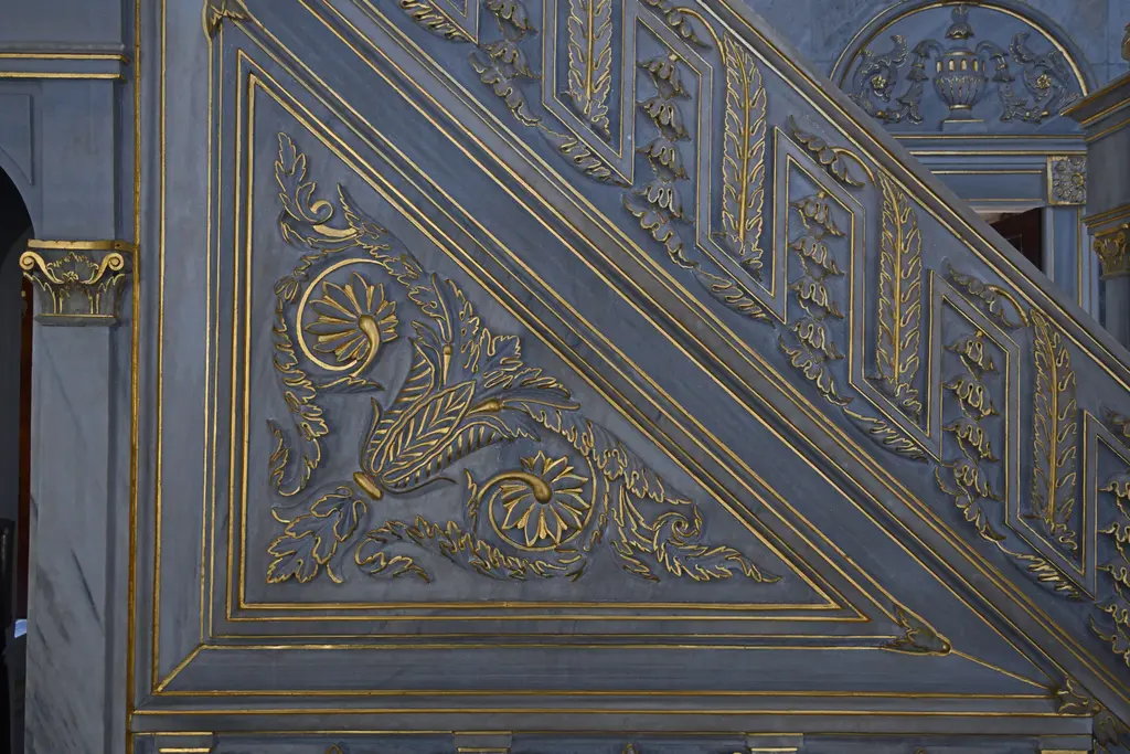 Nusretiye Camii'nin mermer minberinden ayrıntı; yan aynada altın yaldızlı kıvrık dallar, çiçek motifleri ve merdiven korkuluğu.