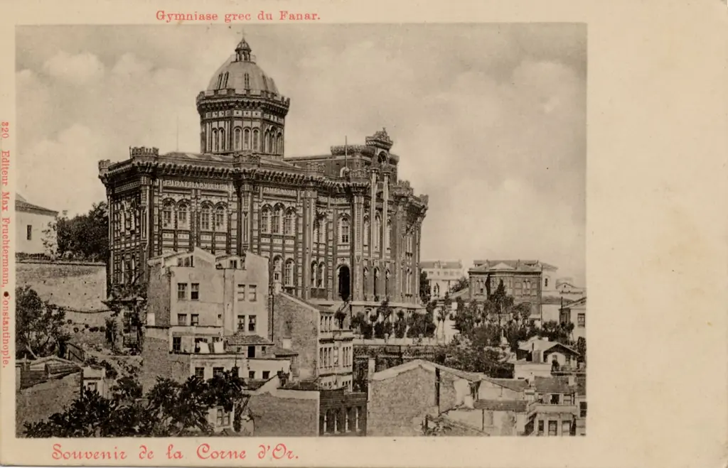Eski bir fotoğrafta okul; cephesi baştan sona görünen bina, önünde basamaklı sokak ve tek katlı yapılar.