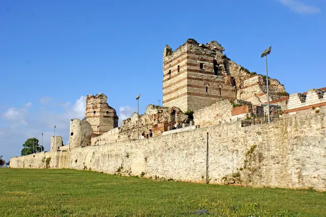 Kara surlarının bir bölümü; önde çimenlik ve alçak dış sur, arkada taş ile tuğlanın şerit şerit örüldüğü yüksek iç sur ile yıkık tepeli büyük bir kule.