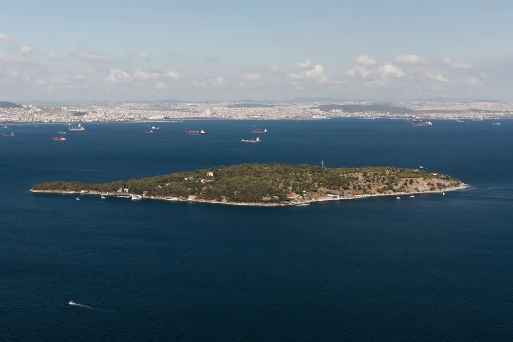 Yücetepe'den Sedef Adası; lacivert denizin ortasında yeşil ada, ardında Anadolu kıyısı ve gemiler.
