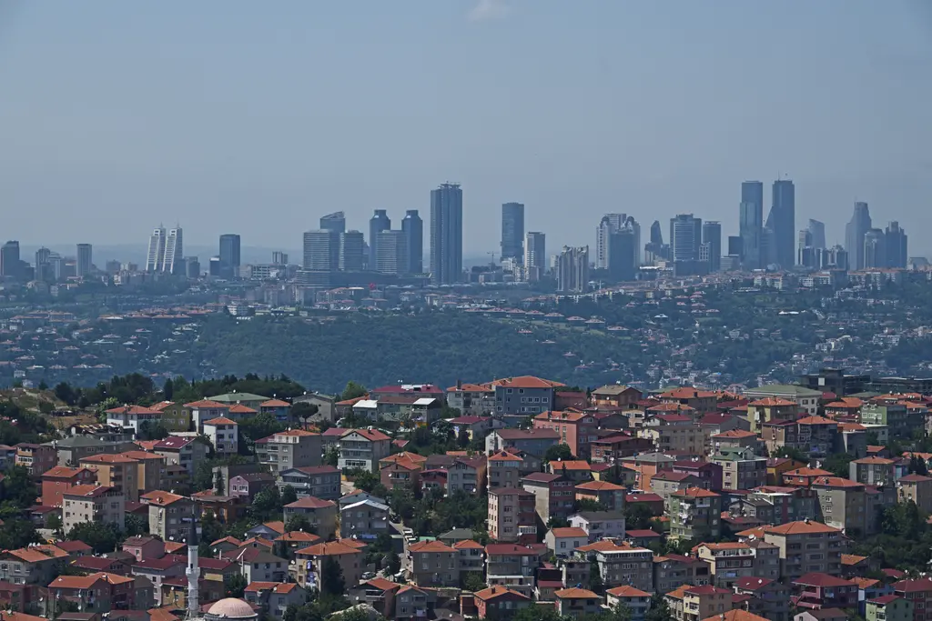 Büyük Çamlıca Camii'nden manzara; önde Üsküdar'ın evleri, arkada Boğaz'ın ötesinde gökdelen kümesi.