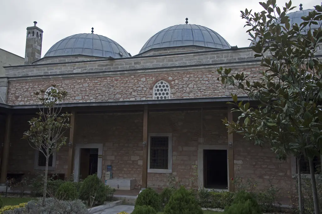 Şehzade Külliyesi'nin imareti; moloz taş duvarlı yapı, çatısında iki kurşun kubbe ile bir baca, önünde ağaçlandırılmış avlu ve taş yol.