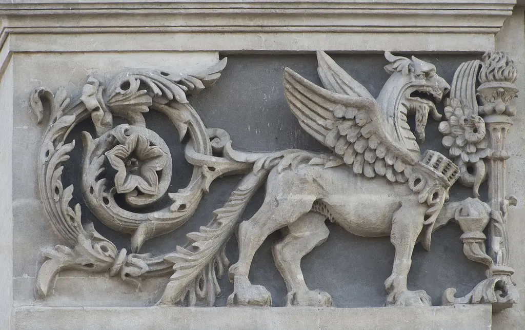 Bankalar Caddesi'nde bir cephe kabartması; kanatlı griffon, kıvrık yaprak ve çiçek motifleri, yanda meşale.