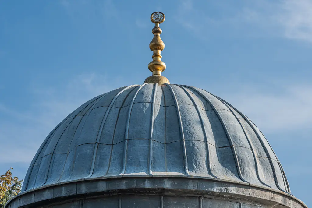 Aynalıkavak Kasrı'nın kubbesi; mavi gökyüzüne karşı kurşun kaplı dilimli kubbe ve tepesinde yaldızlı alem.