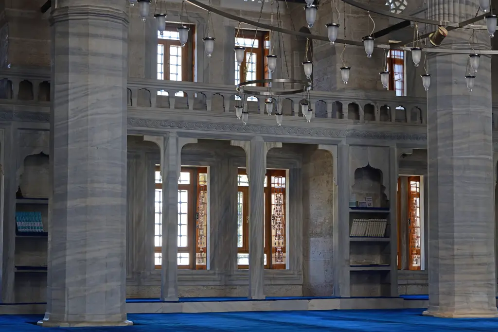 Azapkapı Sokullu Mehmed Paşa Camii'nde yan duvar; iki katlı mahfiller, mermer sütunlar, kafesli pencereler ve kemerli açıklıklar.
