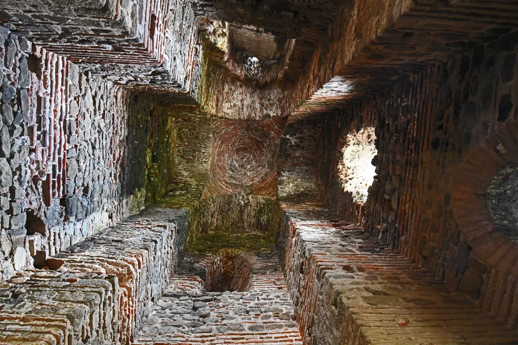 Yoros Kalesi'nin güney kapı kulesinin içi; tuğla sıralı duvarlar, tonozlu tavan ve ışık alan açıklık.