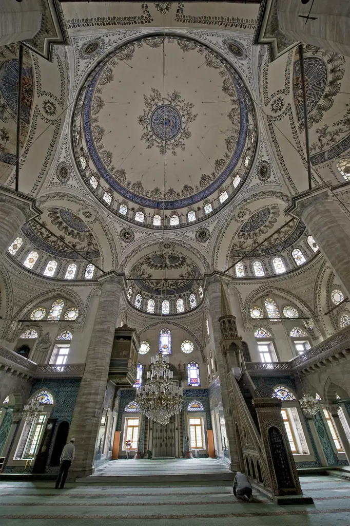 Harimin içi aşağıdan; ortada kalem işli ana kubbe, çevresinde yarım kubbeler, pencere sıraları ve kalın payeler.