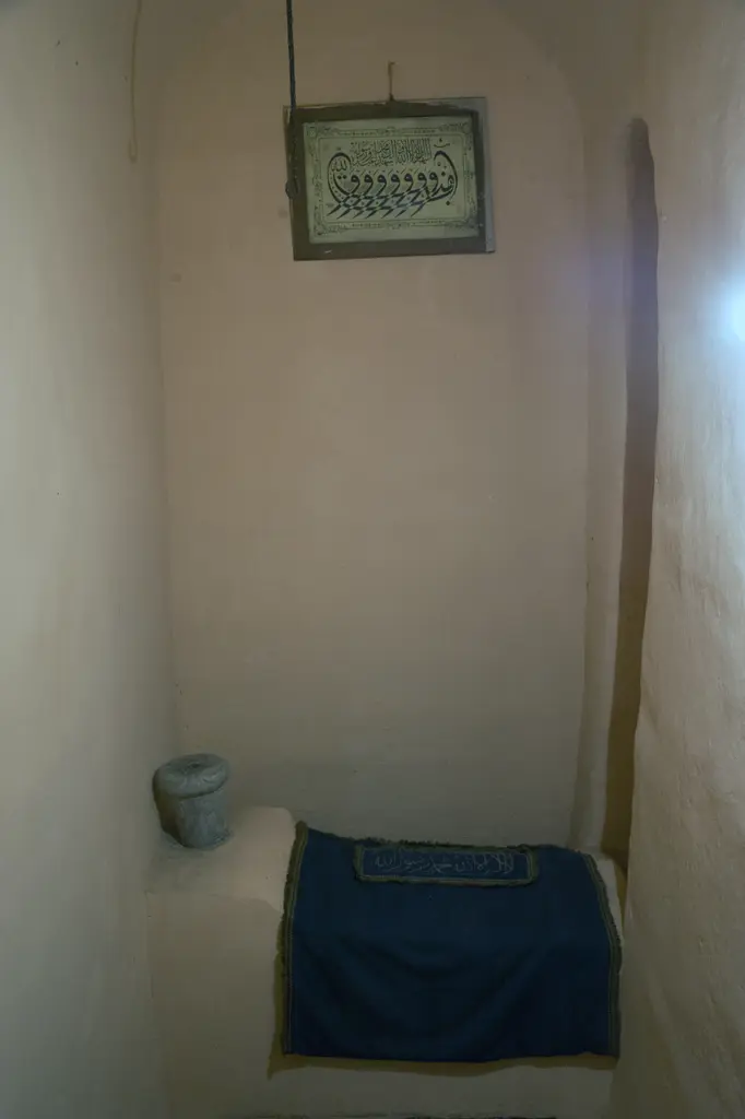Gül Camii'nde küçük, badanalı tonozlu mezar hücresi; alçak sandukanın üstünde kelime-i tevhid işlemeli lacivert örtü, baş ucunda taş şahide.