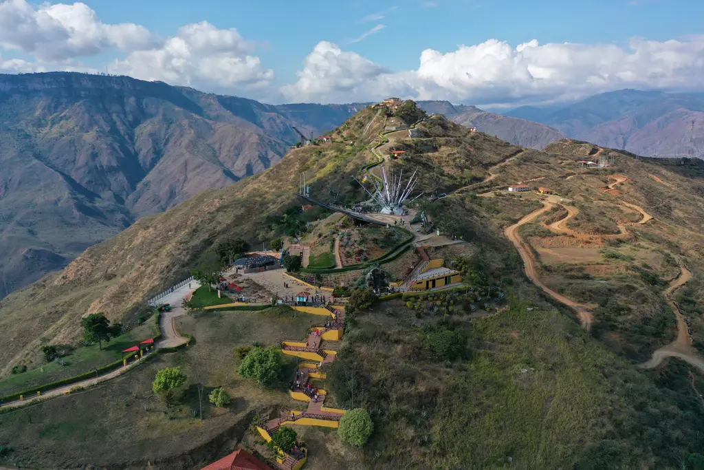 Chicamocha Kanyonu'nda manzara; kuru ve kırışık yamaçlarla derinleşen geniş vadi ve dipteki nehir yatağı.