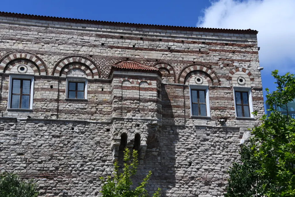 Tekfur Sarayı'nın üst katı yandan; beyaz çerçeveli kemerli pencereler, aralarında tuğla desenli duvar yüzeyi ve altta kör kemer dizisi.