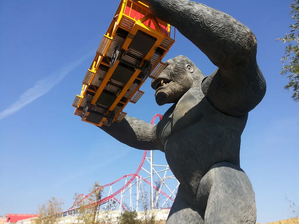 Vialand'de King Kong heykeli aşağıdan; goril bir vagonu başının üstüne kaldırmış, arkada kırmızı raylı yüksek bir kule.