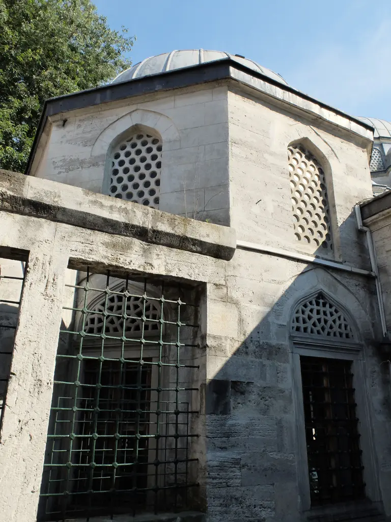 Nişancı Mehmed Paşa Türbesi; kesme taş duvarlar, kurşun kubbe, petek biçimli pencereler ve önünde yeşil demir parmaklıklı açıklık.