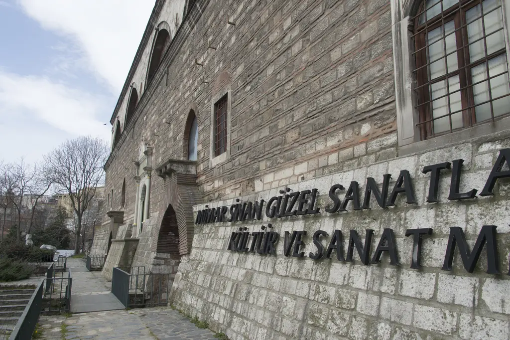 Tophane-i Âmire'nin girişi; taş duvarda büyük metal harflerle Mimar Sinan Güzel Sanatlar Üniversitesi Kültür ve Sanat Merkezi yazısı.