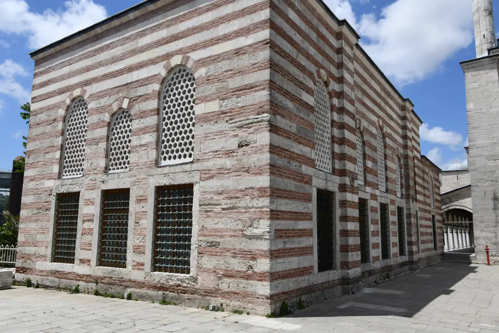 Külliyenin güneydoğusundaki uzun taş yapı; taş ile tuğlanın almaşık sıraları, altta demir şebekeli pencereler, üstte delikli alçı pencereler.