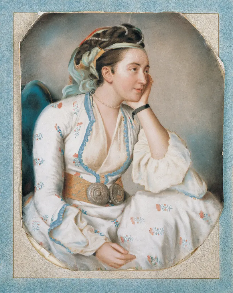 Jean-Étienne Liotard'ın Türk Giysili Kadın pasteli; başörtülü, beyaz entarili bir kadın elini yanağına dayamış oturuyor.