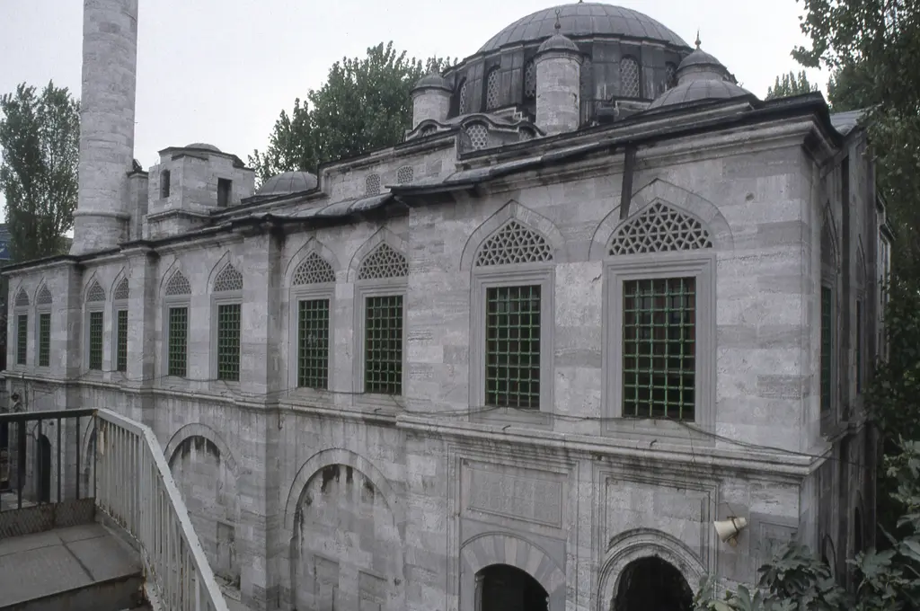 Azapkapı Sokullu Mehmed Paşa Camii'nin yan cephesi; kesme taş duvar, iki sıra pencere, kemerli alt açıklıklar ve arkada kubbe.